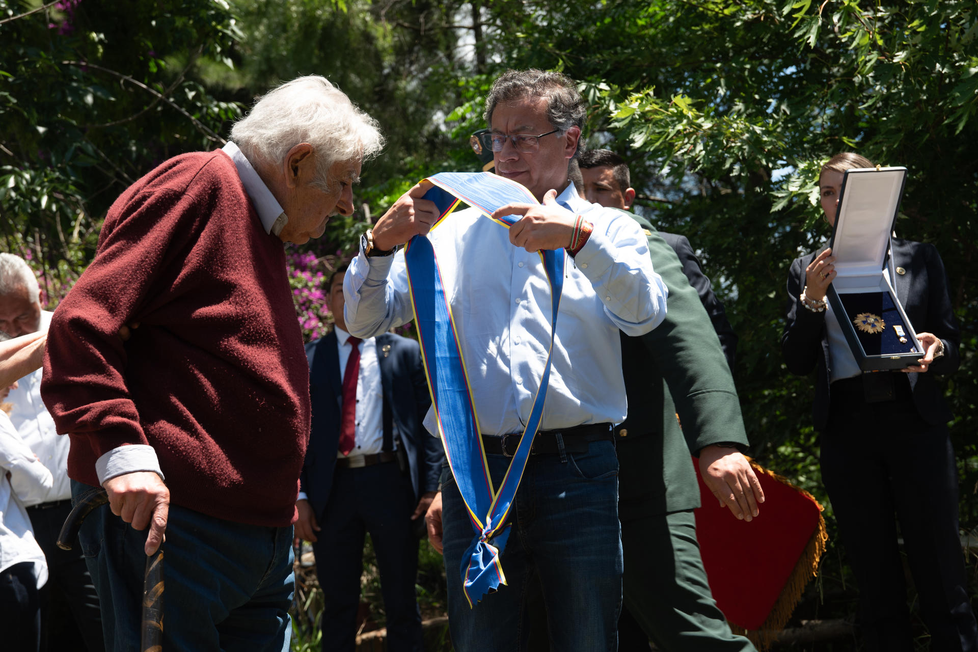 Gustavo Petro condecora a José Mujica con la Cruz de Boyacá