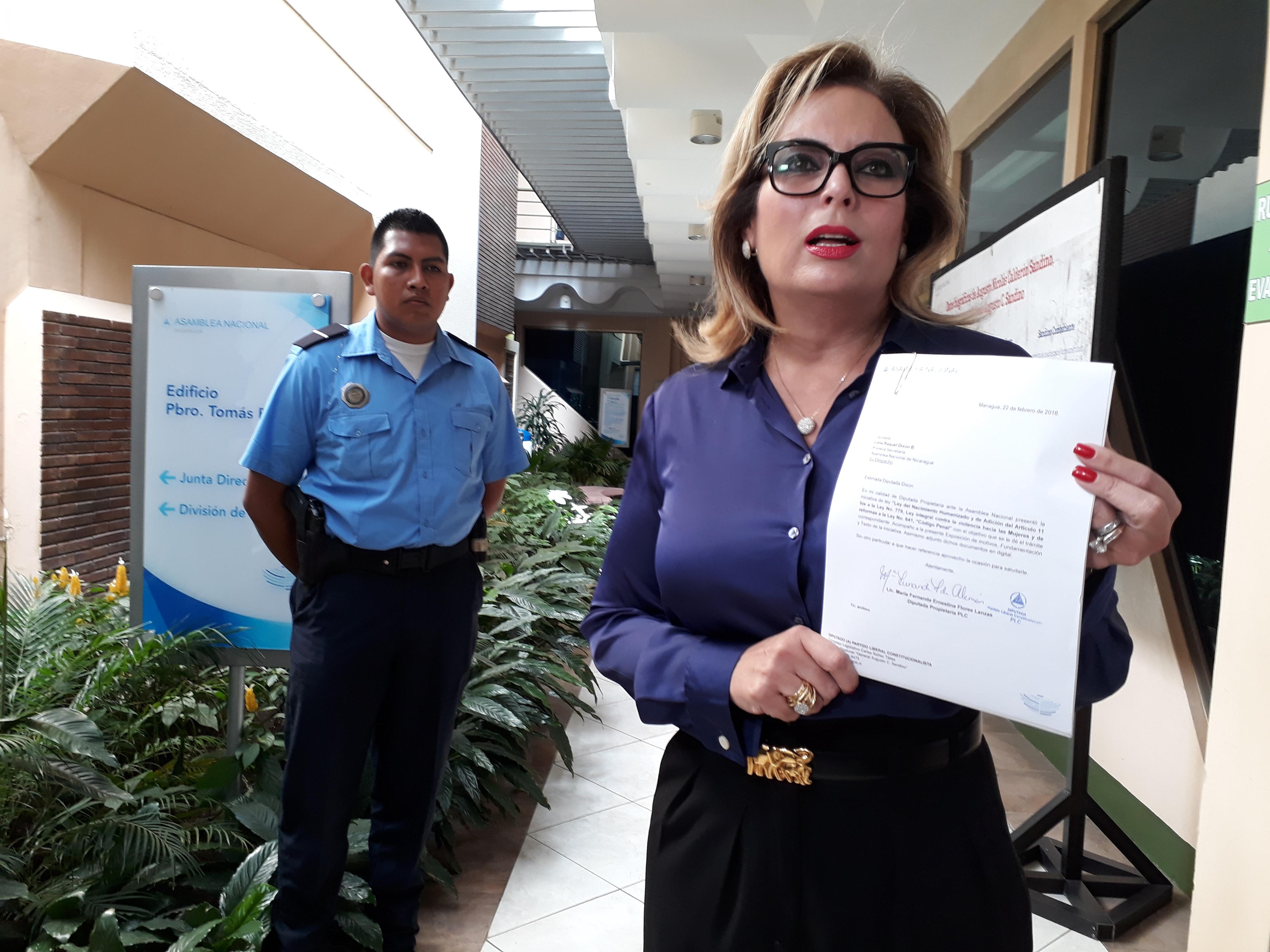 Dos movidas políticas que le cuestan memes y críticas a María Fernanda Flores