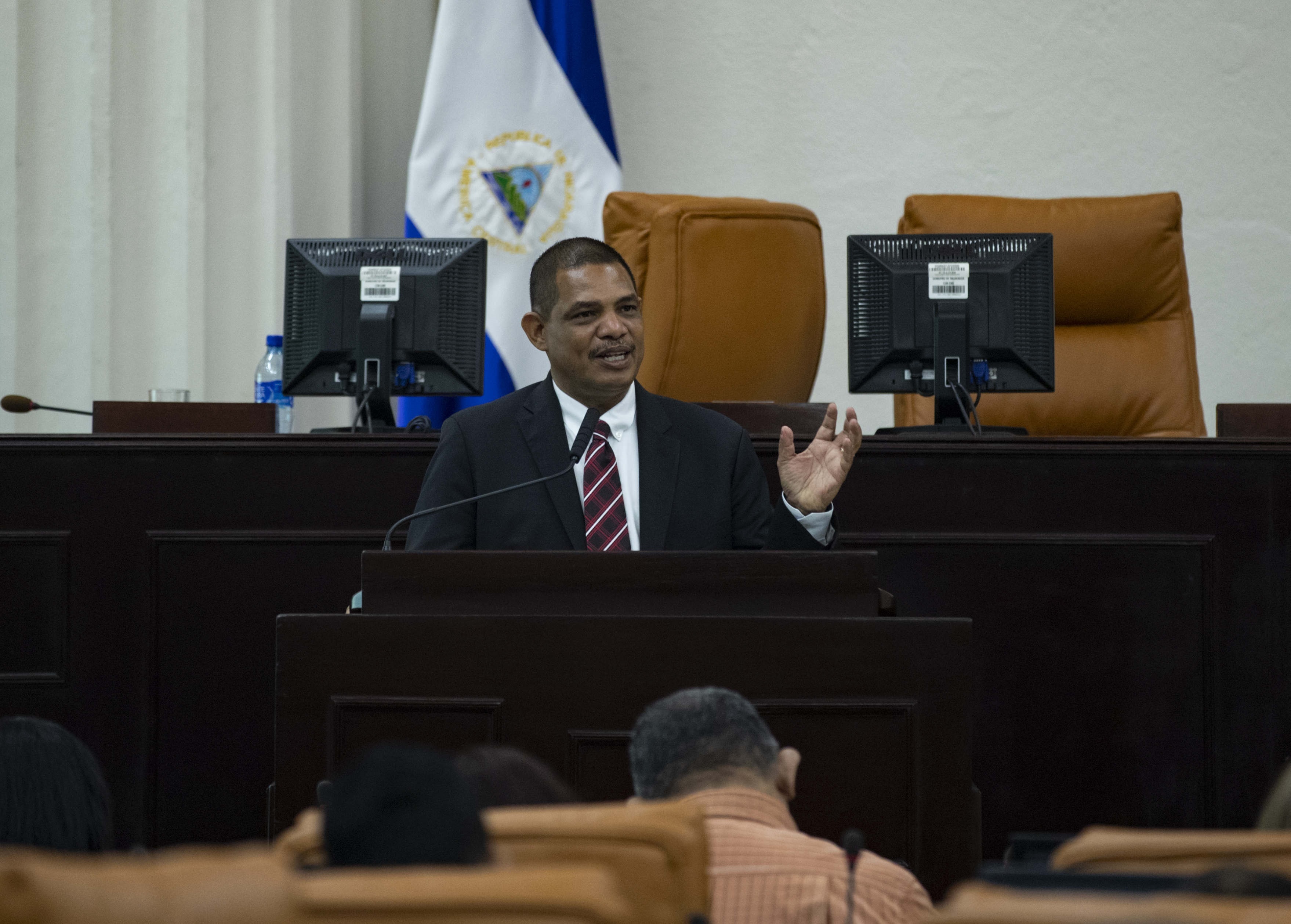 Iván Acosta ataca a los bancos: Ley de Consumidores corrige el abuso y les quita privilegios