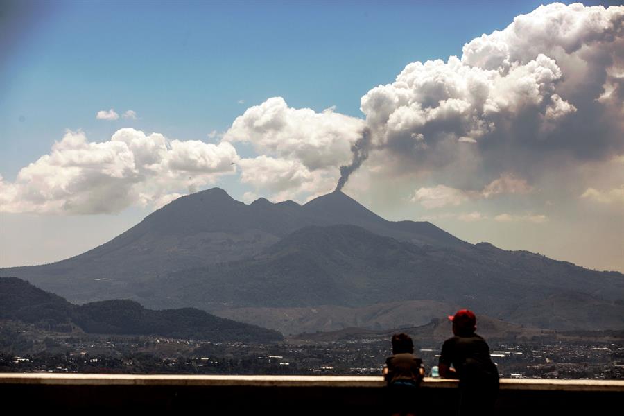 Volcán Pacaya de Guatemala mantiene explosiones de 3.200 metros de altura
