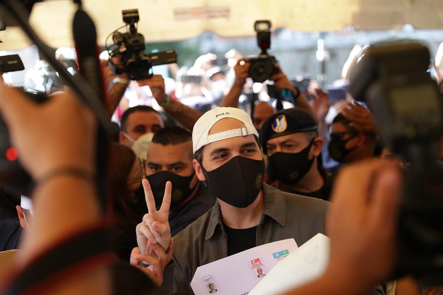 Salvadoreños otorgan control del Congreso al partido del presidente Nayib Bukele
