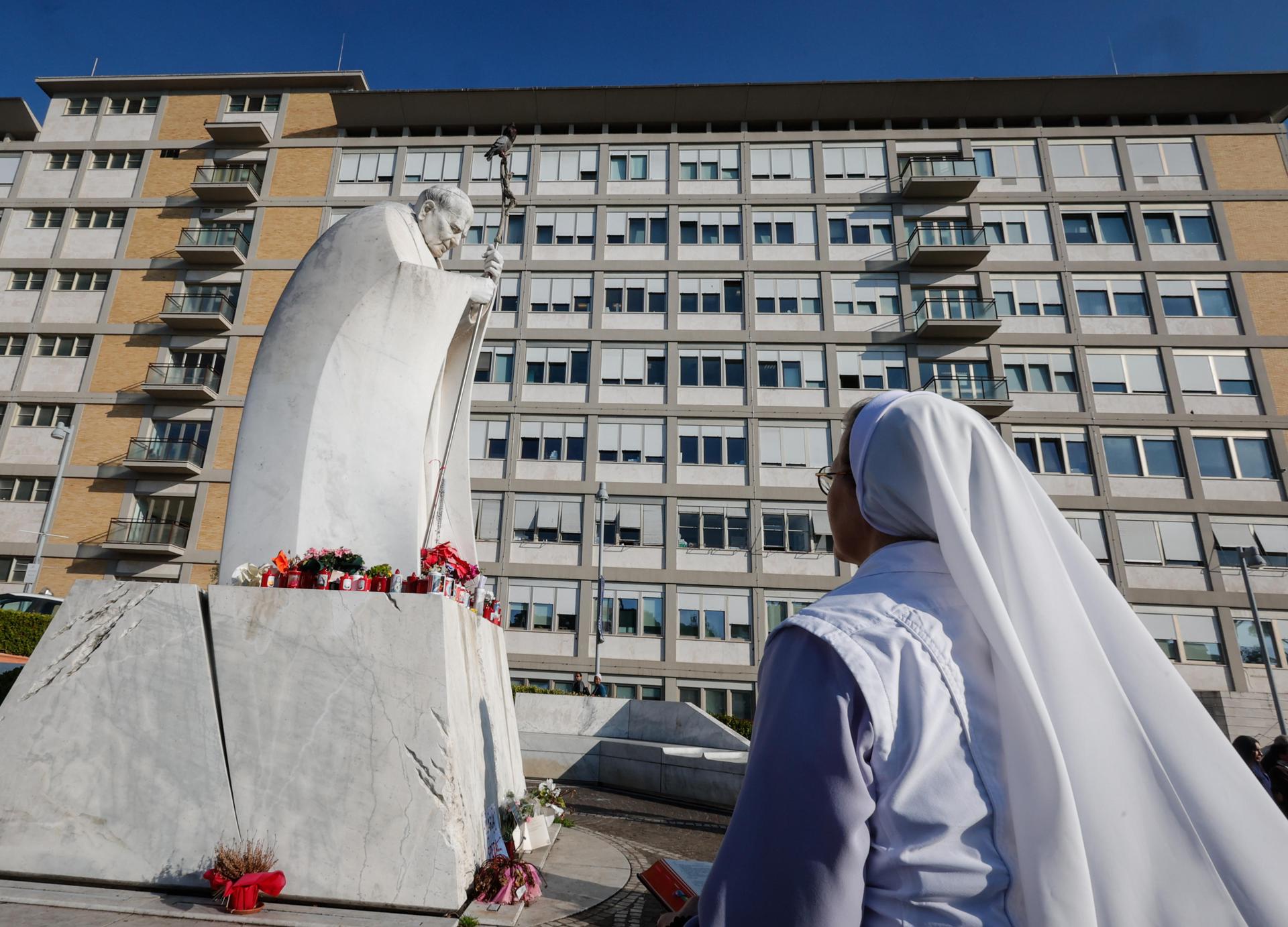El papa Francisco mejora, pero «no está fuera de peligro»