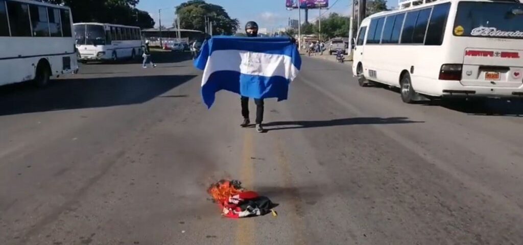 Piden 16 años de cárcel para joven que alzó bandera de Nicaragua frente a la UCA
