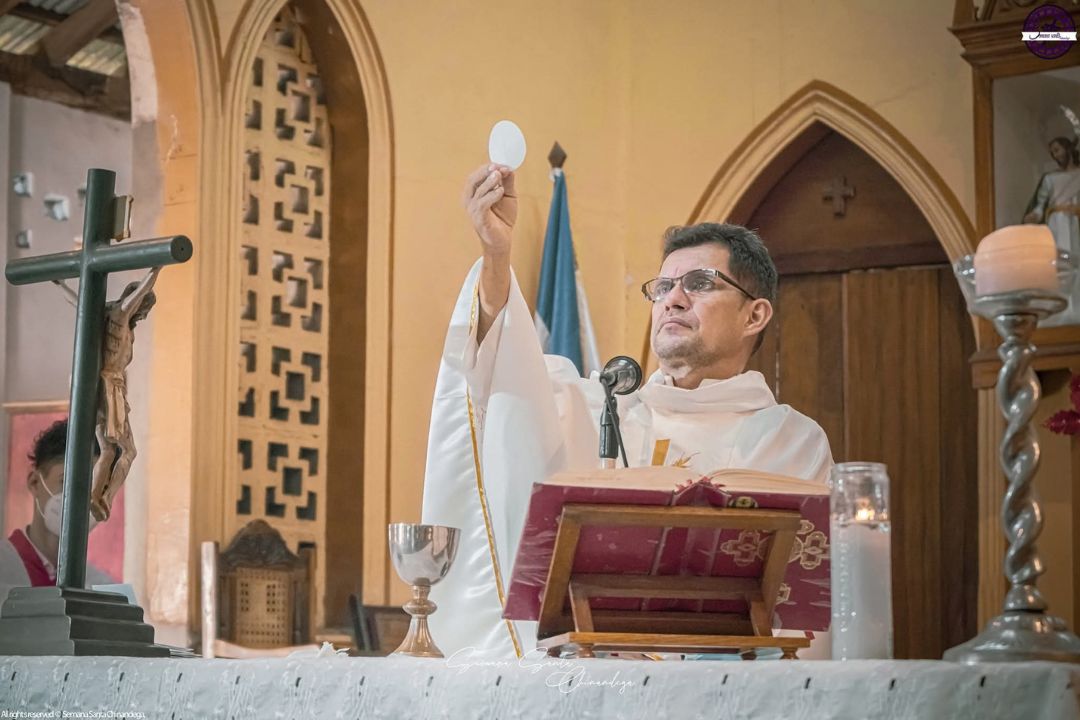 Régimen ejecuta destierro exprés de sacerdote leonés: interrogado y expulsado al regresar a Nicaragua