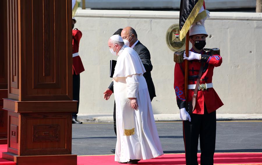 El papa llega a Irak: Era un deber viajar a esta tierra martirizada