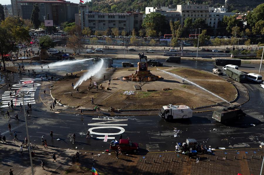 La policía dispersa con gases y agua la masiva marcha por el 8M en Chile