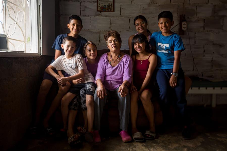 En Venezuela, las abuelas vuelven a ser madres