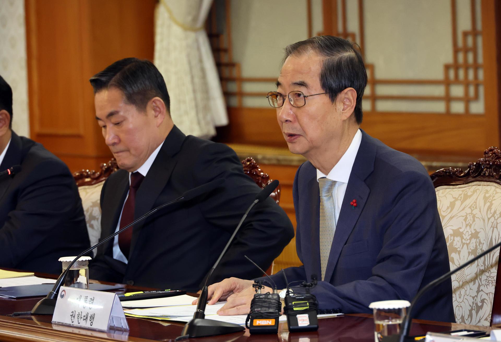 El primer ministro surcoreano habla por teléfono con Biden tras el cese del presidente Yoon