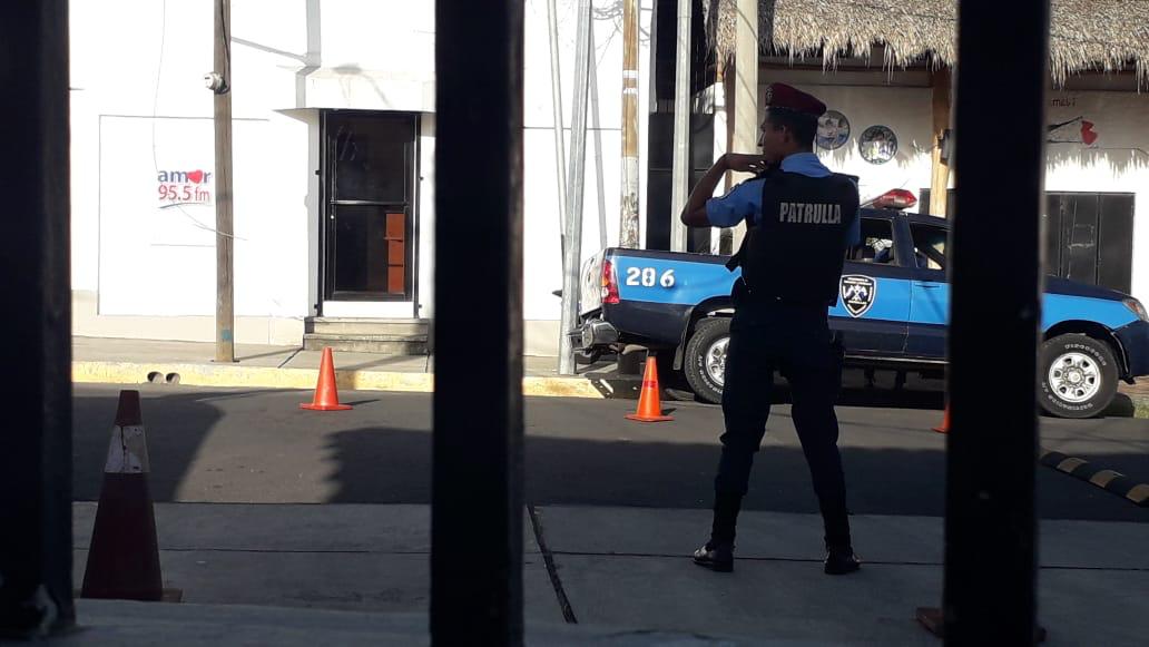 Continúa asedio en Canal 12, temen toma ilegal