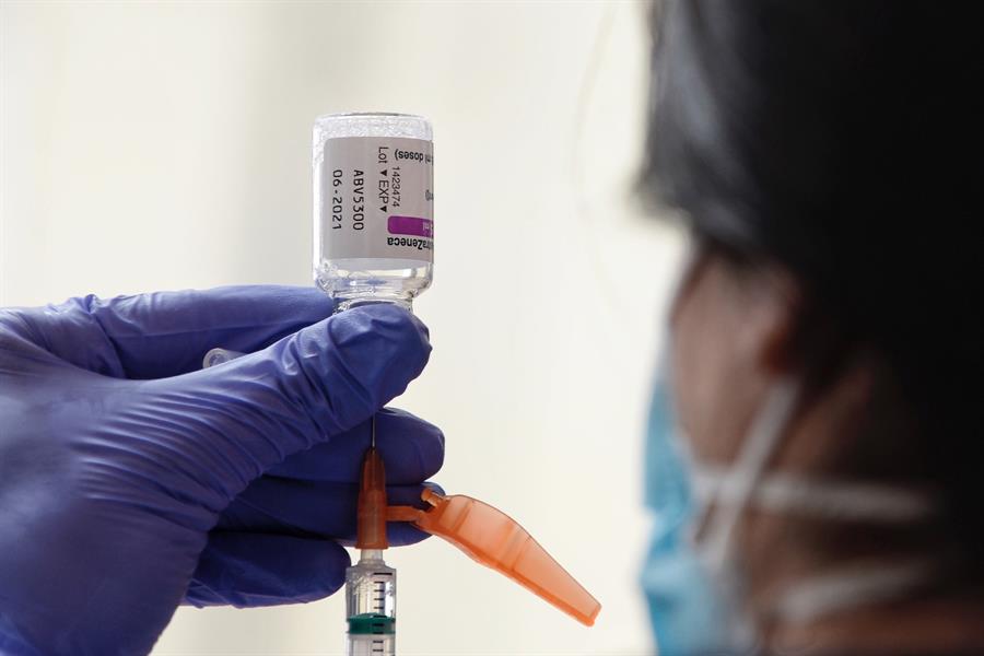 Portugal pasa a recomendar la vacuna de AstraZeneca para mayores de 65 años