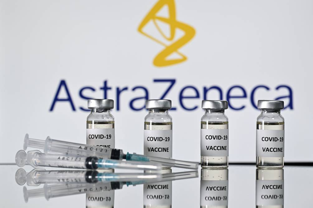 Vacuna AstraZeneca levanta polémica en Europa, pero recomiendan continuar aplicándola