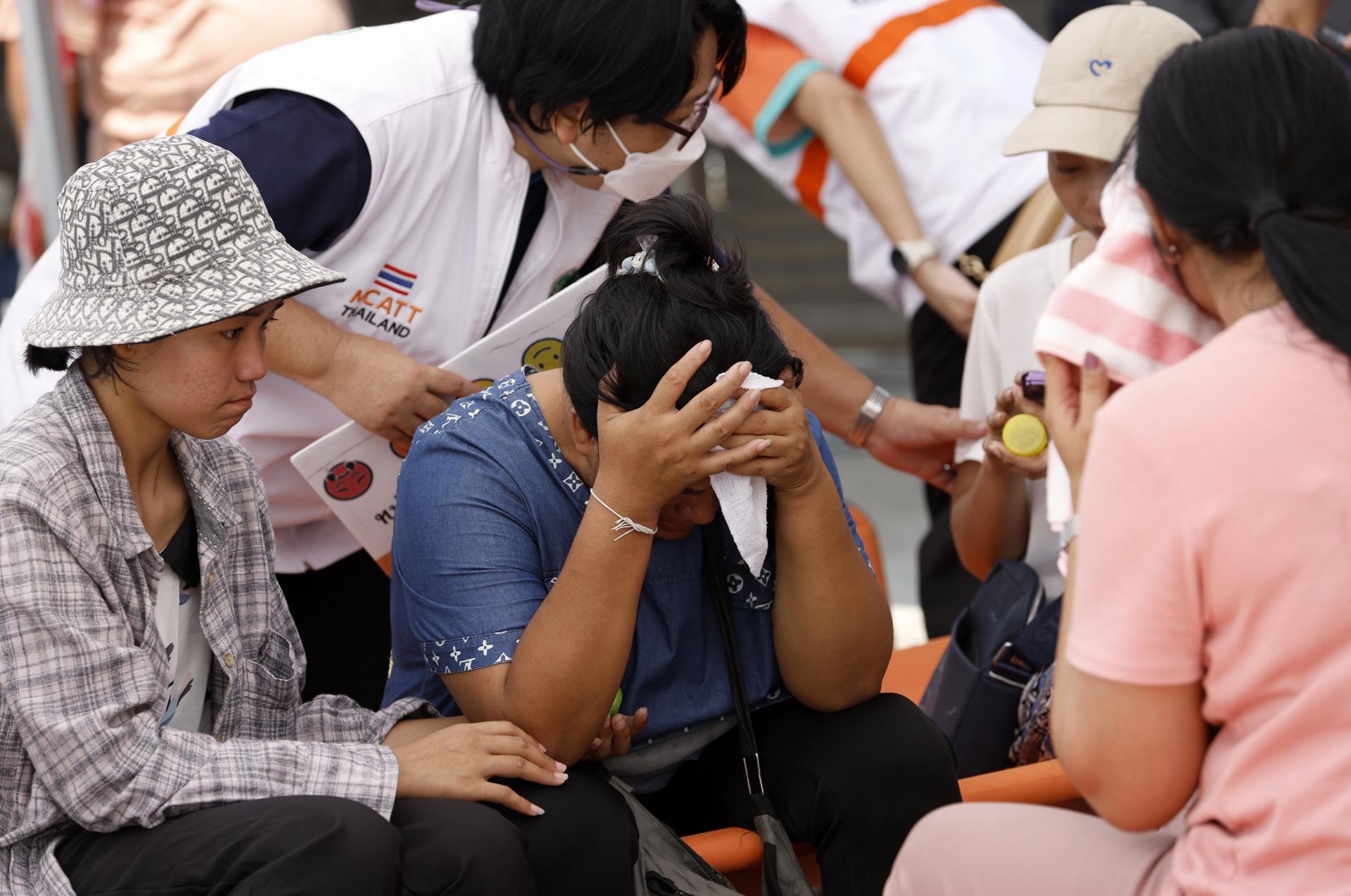 La angustiosa búsqueda de supervivientes en la torre reducida a escombros en Bangkok