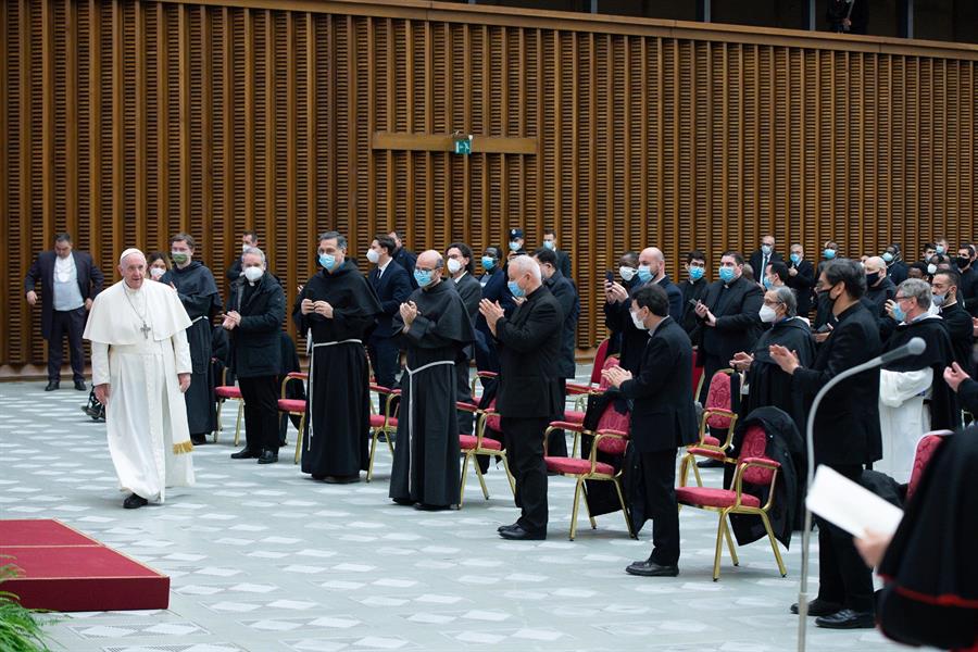 El Vaticano pide mayores donaciones de los fieles ante la situación económica