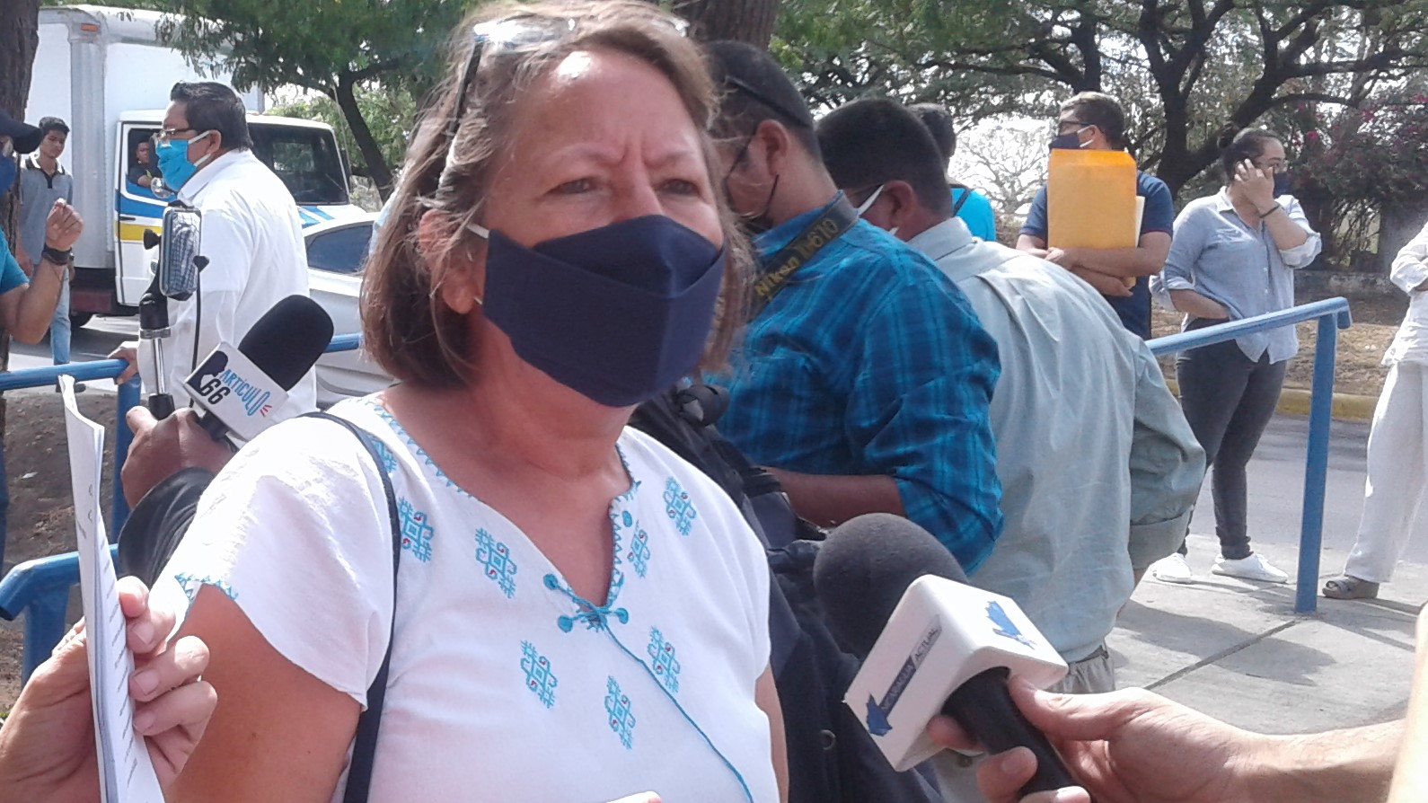 Policía interroga por más de una hora a activista y le decomisa camiseta y calcomanías