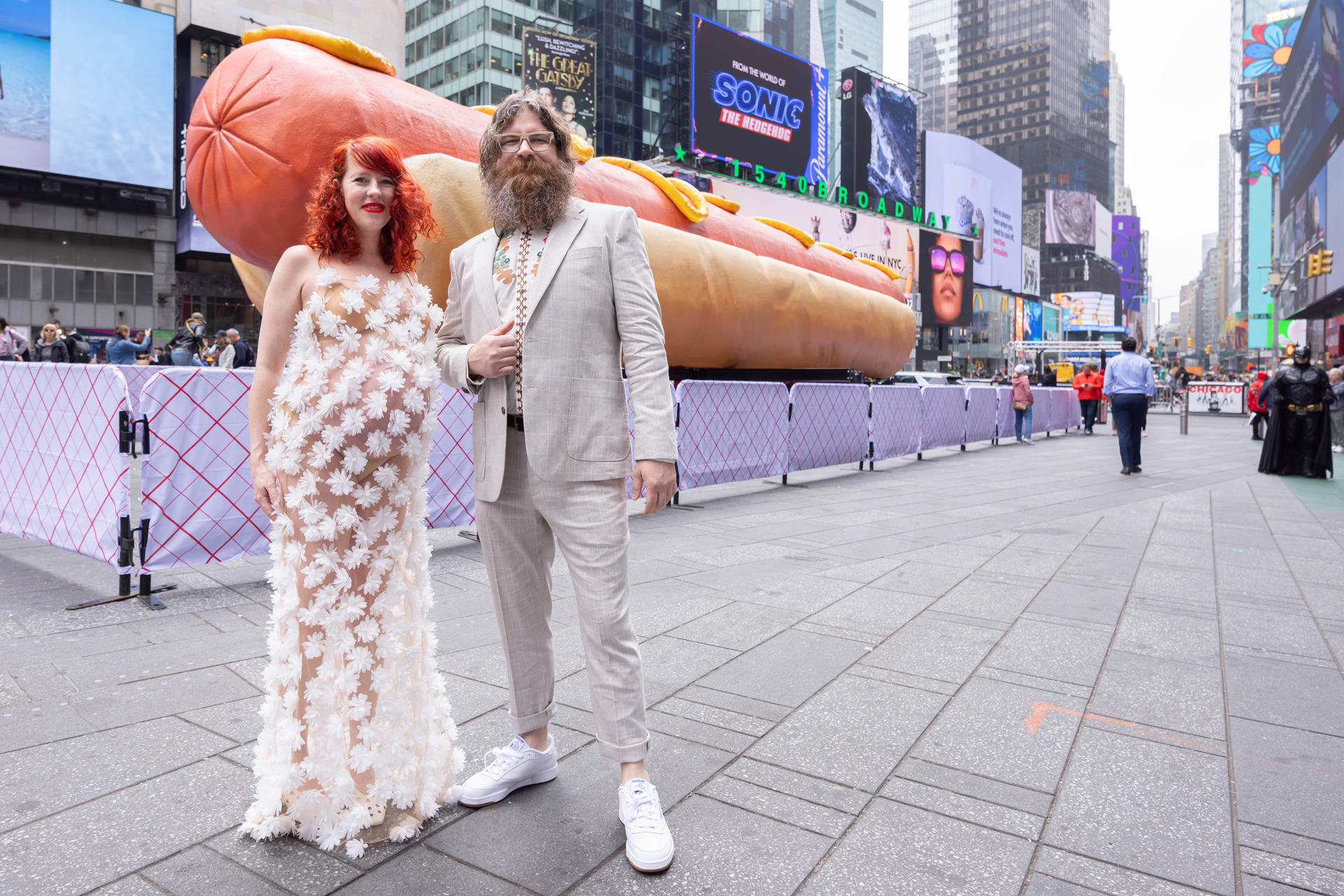 Un perro caliente de 20 metros en Times Square desafía el capitalismo de Estados Unidos