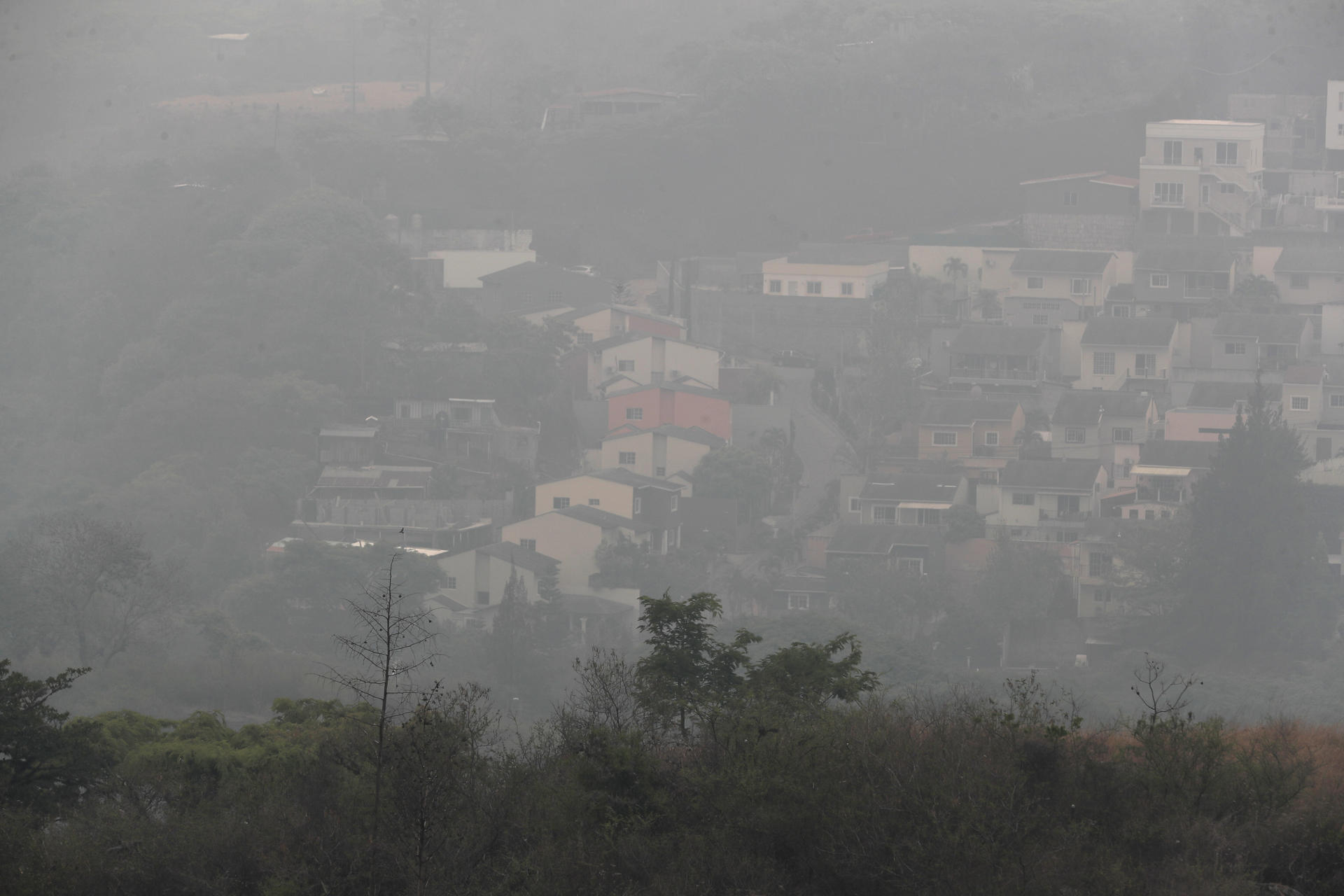 Capa tóxica de contaminación en la capital de Honduras aumenta emergencias respiratorias