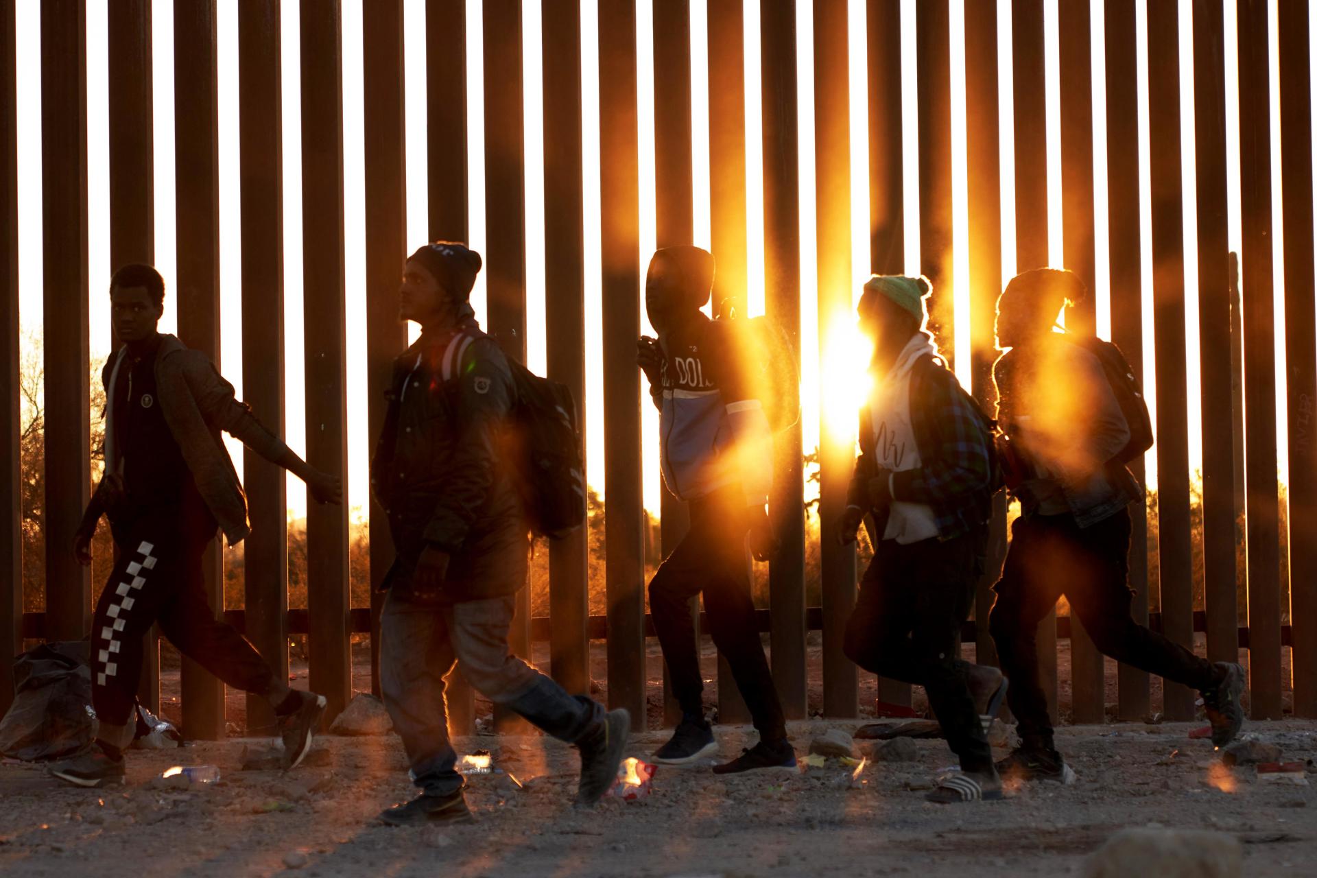 Estados Unidos endurece restricciones al asilo en la frontera, a un mes de las elecciones