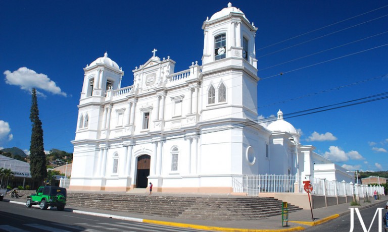 Caravana orteguista irrumpe en Catedral de Matagalpa y vocifera contra la Iglesia