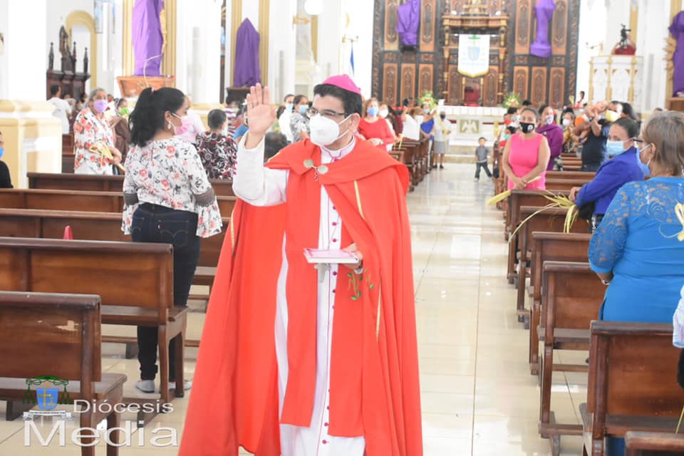 Monseñor Álvarez pide a líderes “bajarse de los pedestales” porque “los tiempos decisivos se acercan”