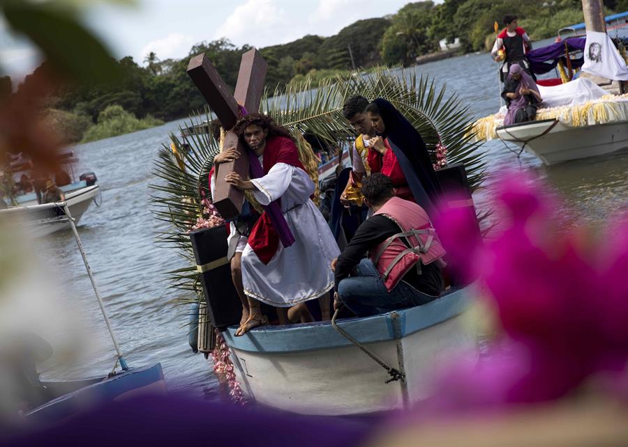 Celebran “Vía crucis acuático” sin religiosos ni multitudes