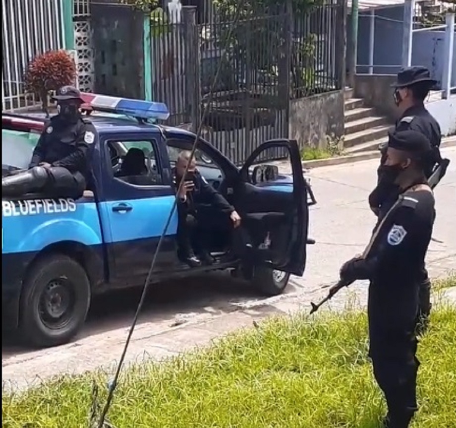Policía armados asedian nuevamente a George Henríquez