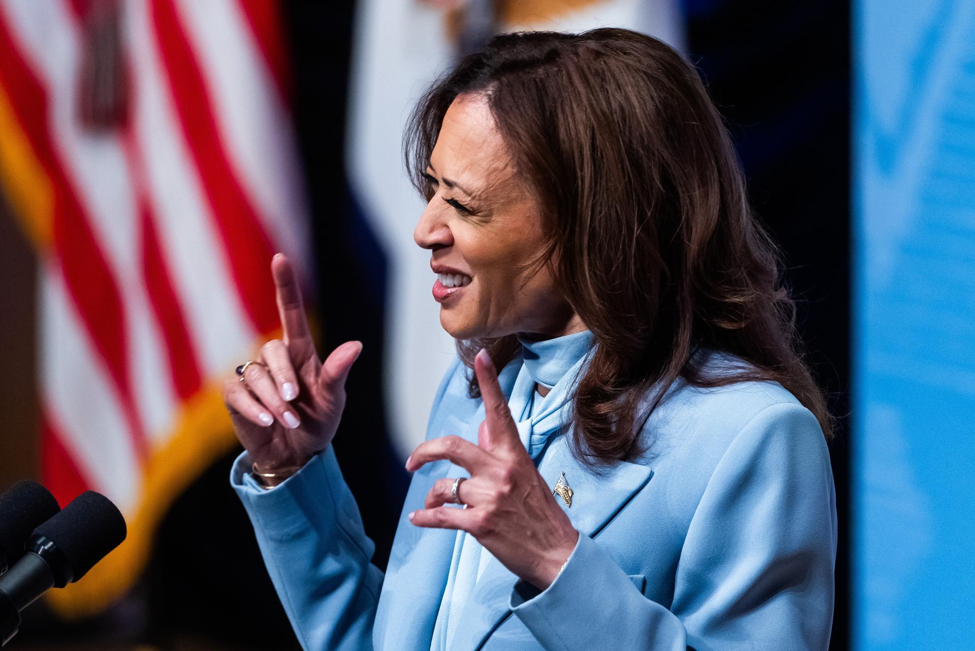 Kamala Harris cuenta que tiene un arma, en un evento de campaña con Oprah Winfrey