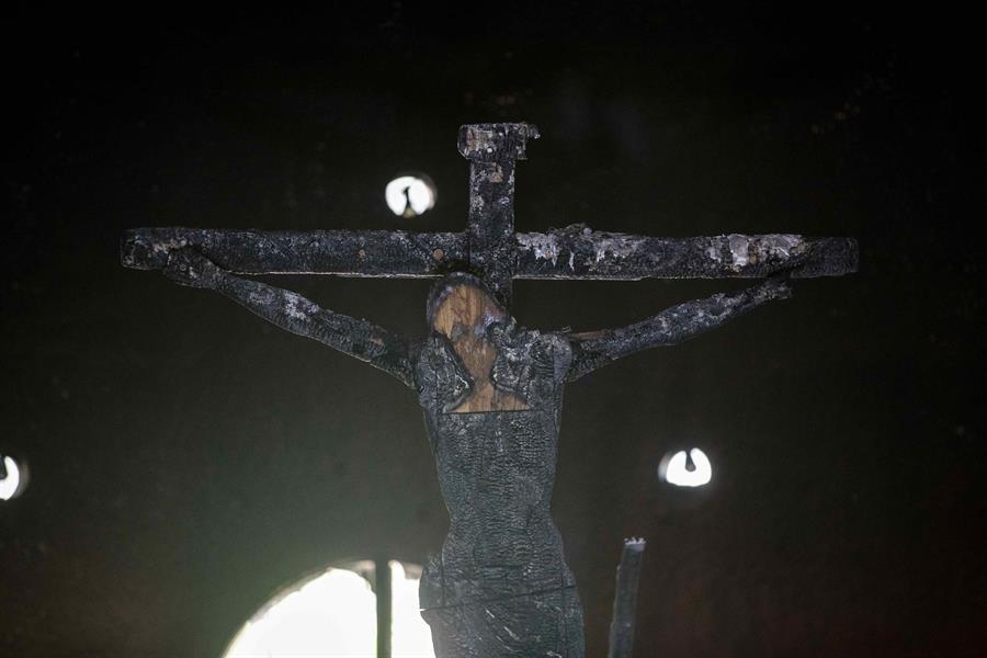 Católicos conmemoran Semana Santa con calcinada imagen de la Sangre de Cristo