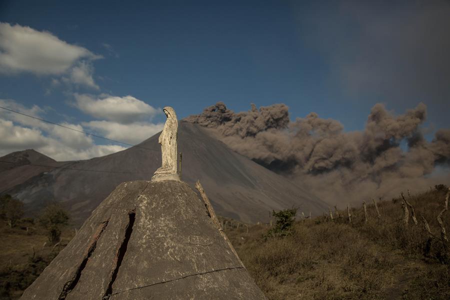 El volcán Pacaya de Guatemala muestra ceniza a 3.500 metros y flujos de lava