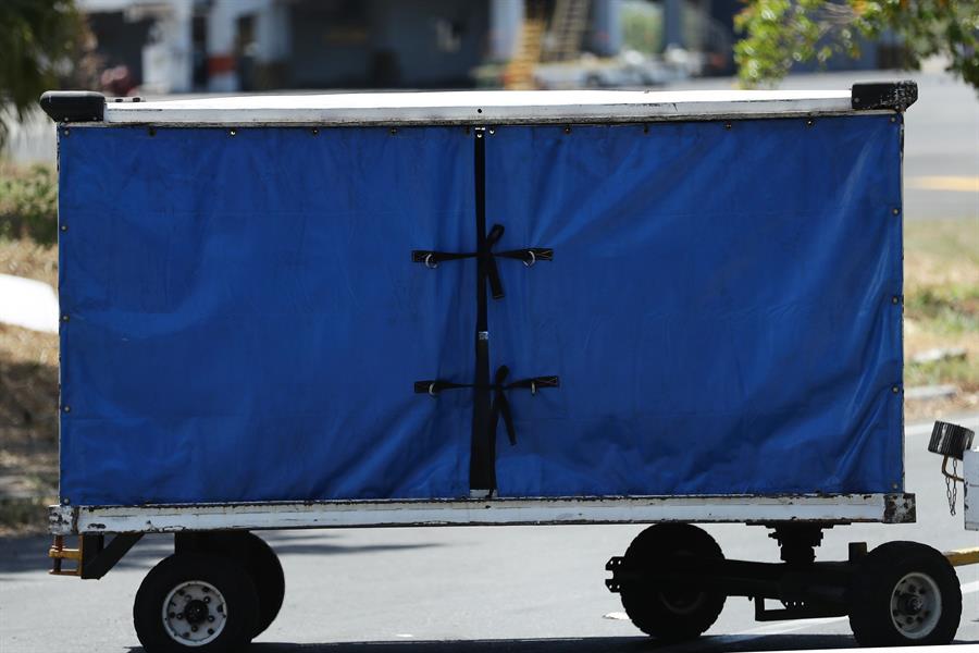 Llegan a El Salvador los restos de la migrante asesinada por policías en México