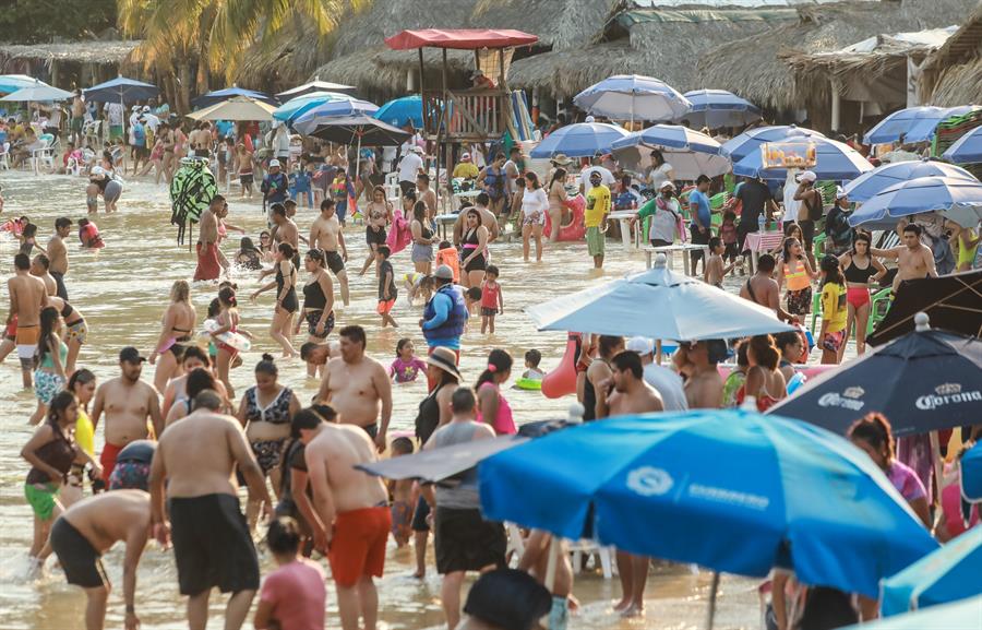 Mexicanos abarrotan el balneario de Acapulco pese a advertencia de nueva ola del covid -19