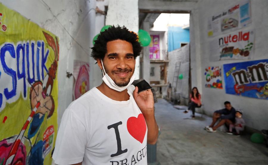 Arrestan a un artista opositor en Cuba por tratar de repartir caramelos a niños