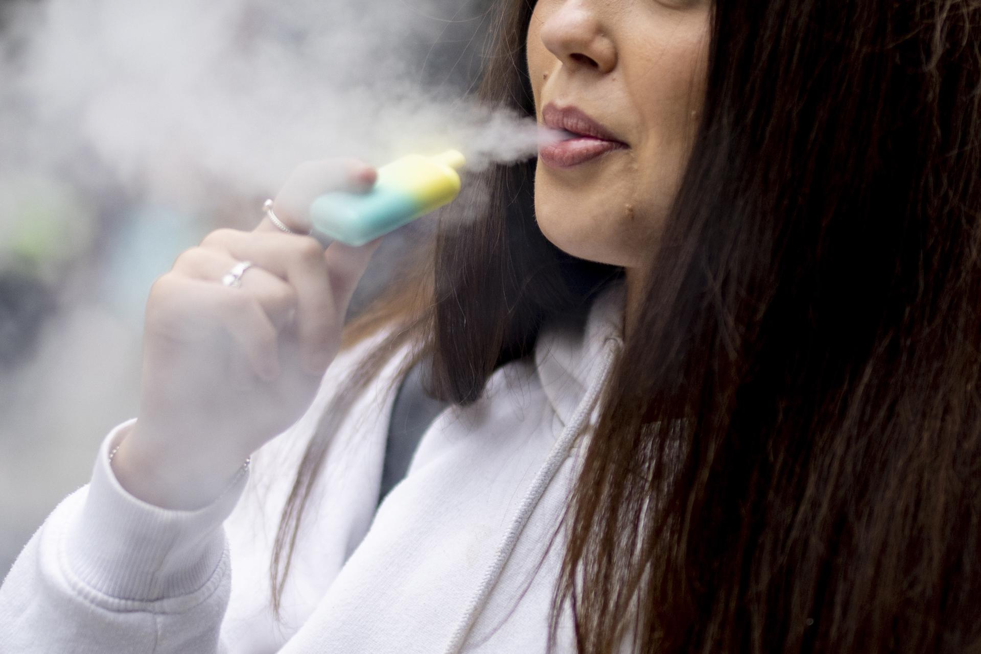 Carteles convierten vapeadores y tabaco ilícito en su motor financiero en México