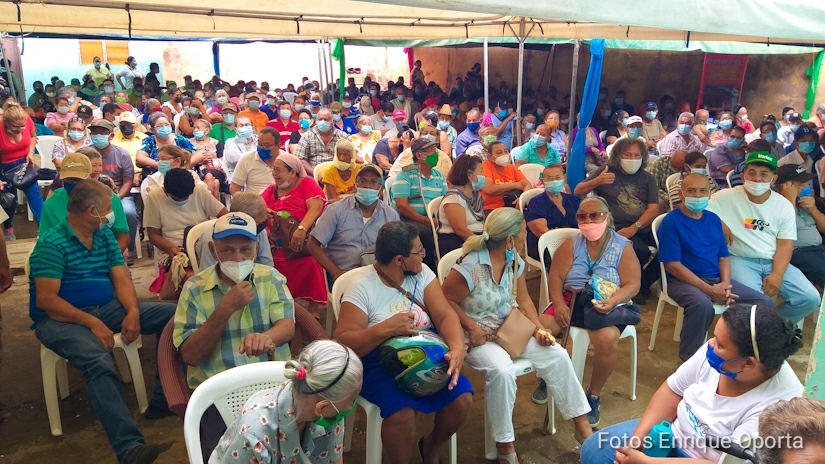 Aglomeraciones y exclusión en el primer día de vacunación contra el Covid-19 en León