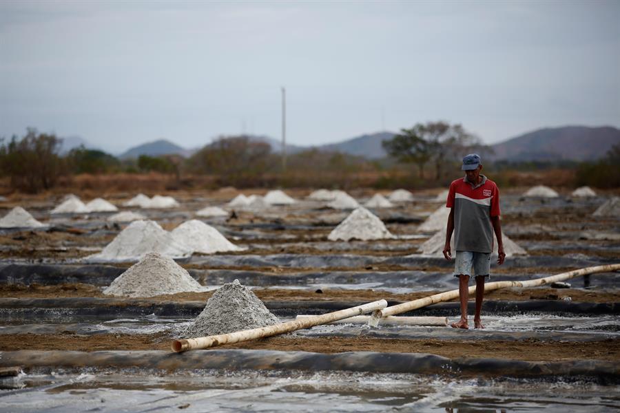 Un pueblo de Panamá sobrevive en un mar de sal provocado por la pandemia
