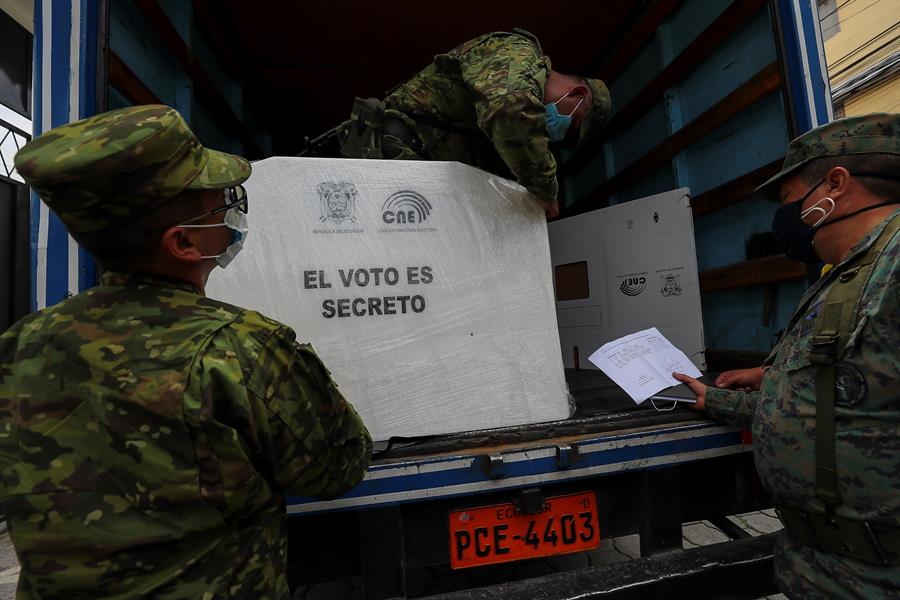 Abren las urnas en Ecuador para la elección del presidente y vicepresidente