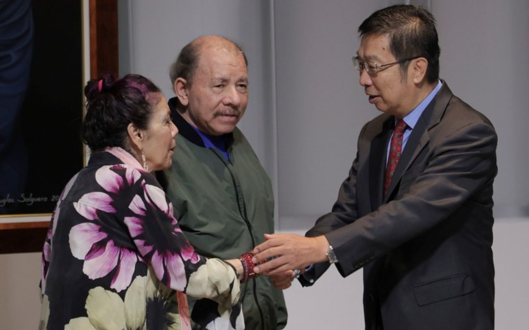 Régimen entrega tres condecoraciones al exembajador de China, Chen Xi