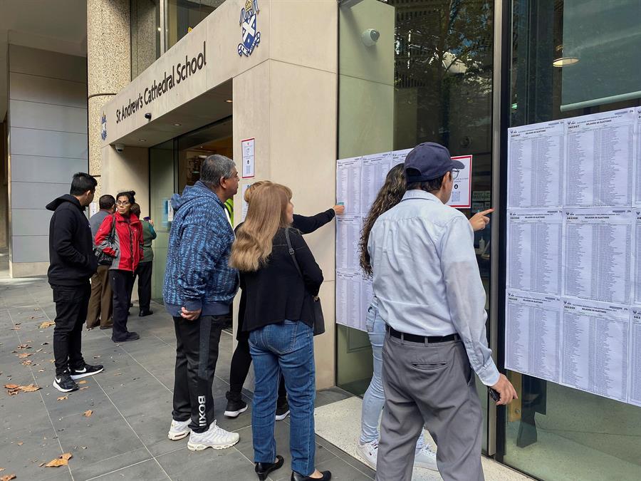 Miles de peruanos y ecuatorianos votan en España con todas las medidas sanitarias por Covid-19