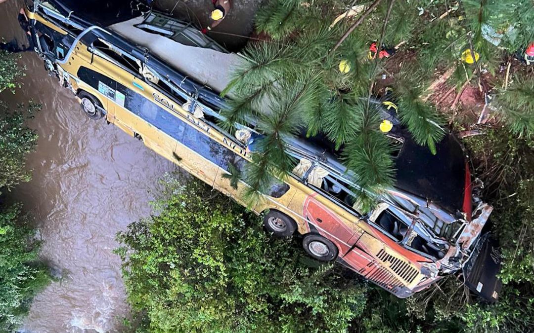 Ocho muertos y varios heridos al caer un ómnibus desde un puente en Argentina