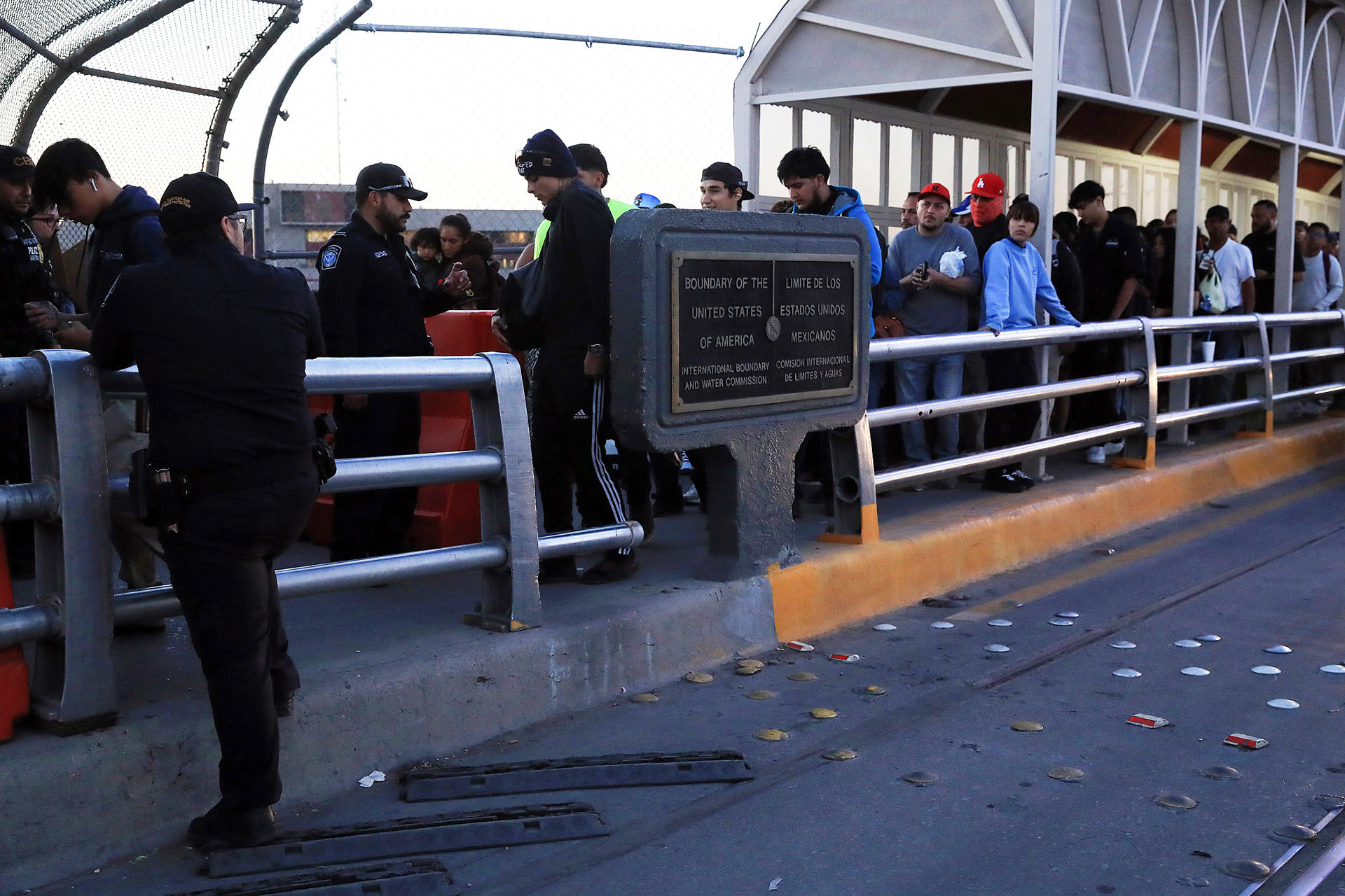 Migrantes perciben un paso más ordenado en la frontera México-EEUU por medidas de la CBP