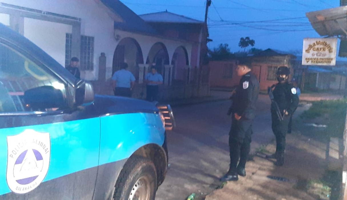 Policías golpean a la periodista Kalúa Salazar y no la deja salir de su casa