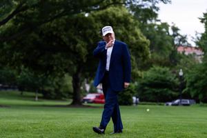 Donald Trump medita retirar otros 3.000 millones de dólares en subvenciones a Harvard