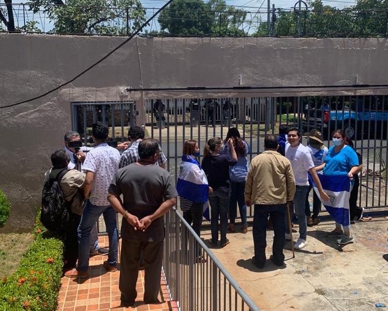Policía profanó templos, persiguió a opositores y saqueó casas en un intento fallido por reprimir la memoria de abril