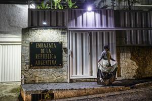 El personal de la Embajada de Argentina en Venezuela abandona el país
