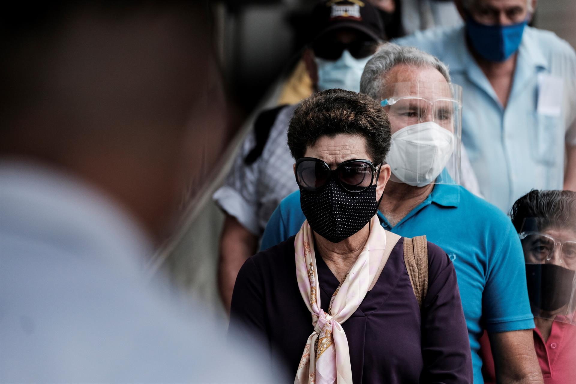Costa Rica, al borde del colapso sanitario, aplica restricciones nocturnas por el covid-19