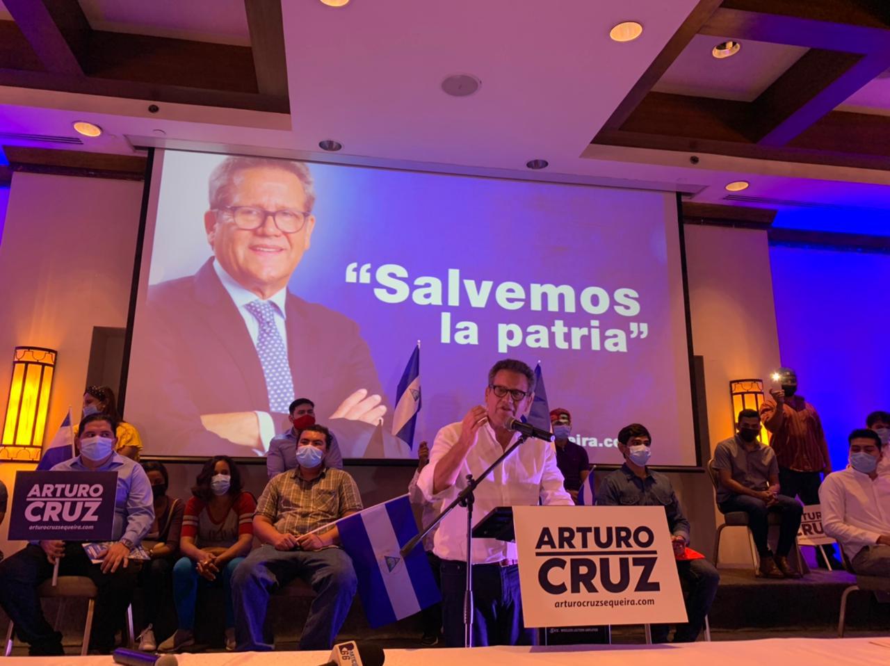 Arturo Cruz durante la inscripción de su precandidatura: “Es un deber vencer al régimen en las elecciones”