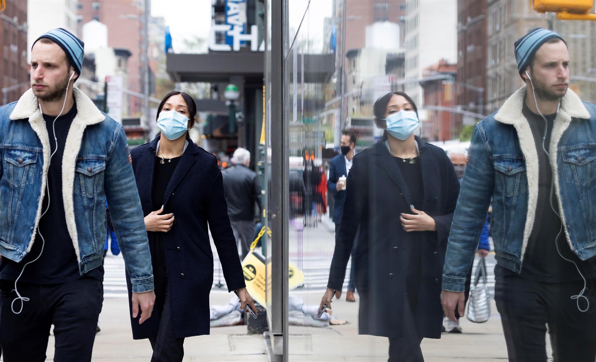 Estados Unidos recomienda que los vacunados dejen de llevar mascarilla al aire libre