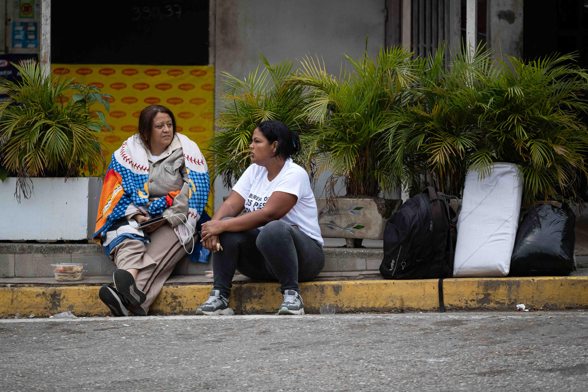 Comida, baños, traslados, los otros costos de esperar las excarcelaciones en Venezuela