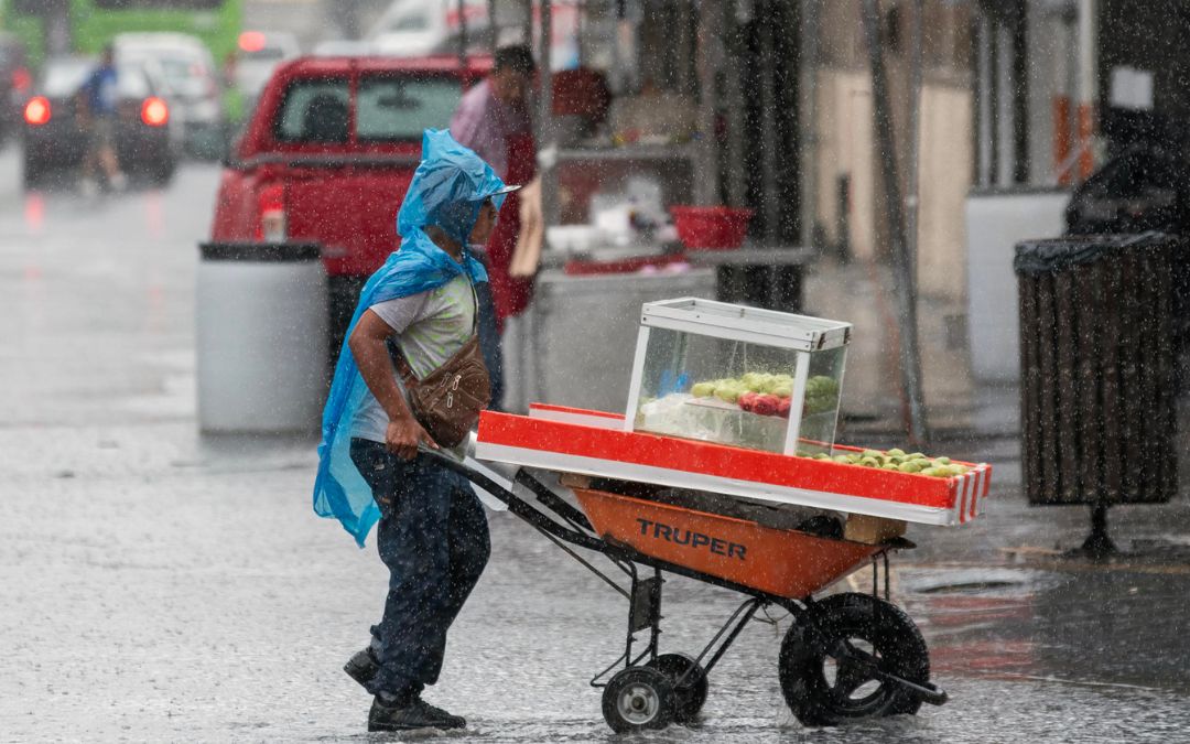 México vigila zona de baja presión con potencial ciclónico al suroeste del Golfo de México
