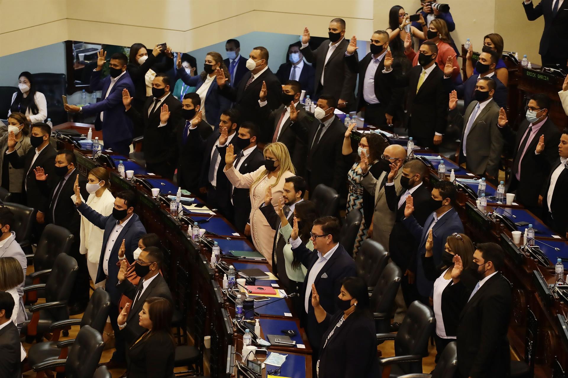 Bukele toma control de la Asamblea en El Salvador y barre con magistrados críticos