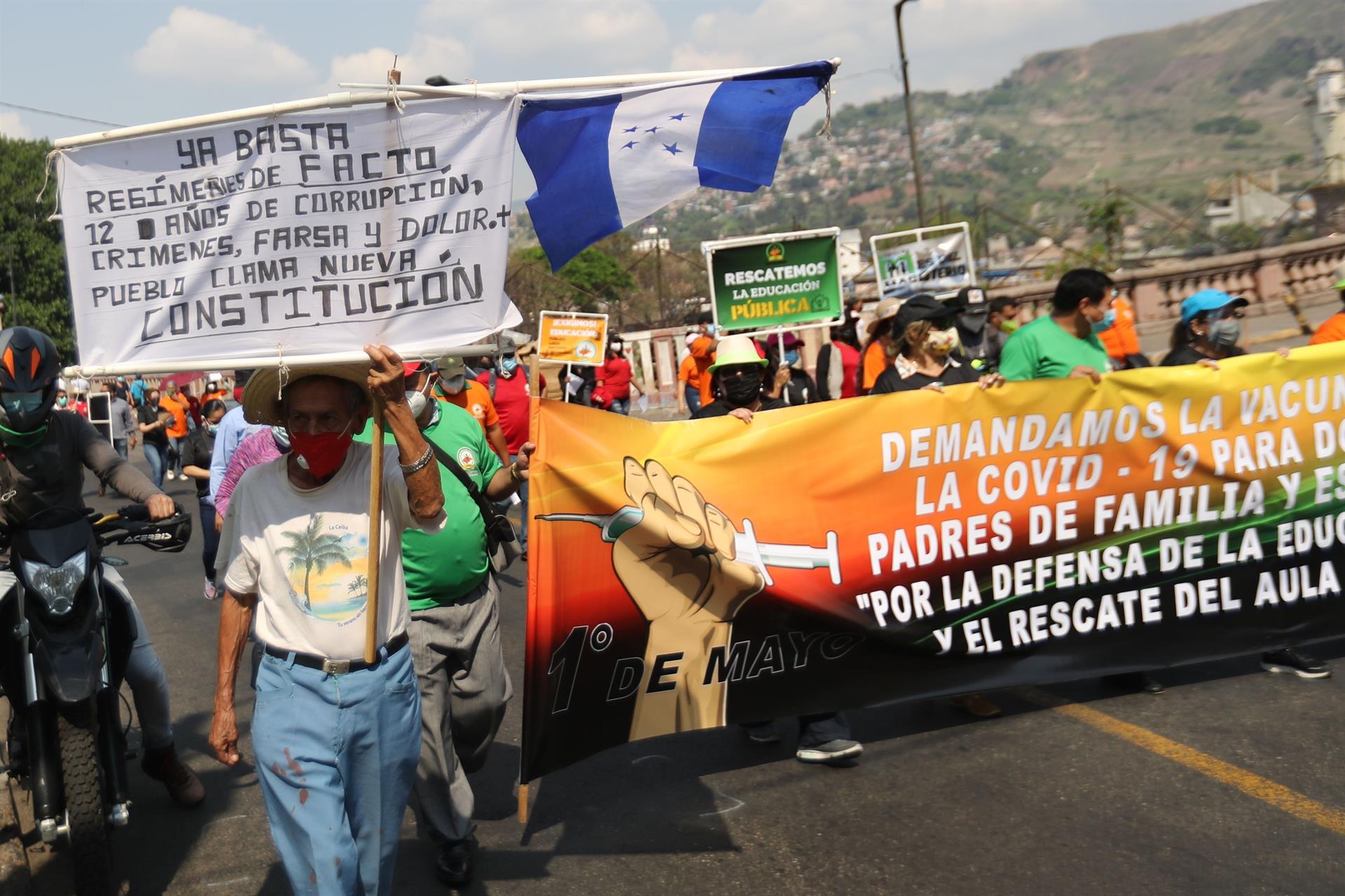 Trabajadores hondureños marcharon para pedir vacunación y medidas ante la pandemia